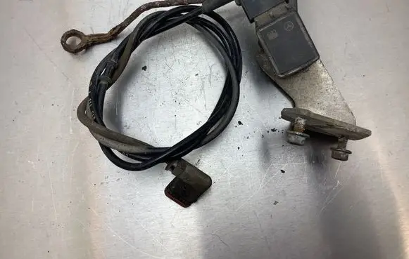 Mercedes-Benz E W211 Air suspension front height level sensor A0105427717
