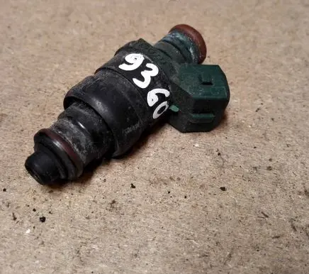 Volkswagen Golf IV Fuel injector 037906031AA