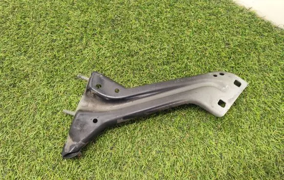 Audi Q5 SQ5 Fender mounting bracket 8R0821135