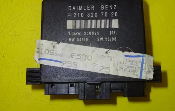 Mercedes-Benz E W210 Door control unit/module 2108207526