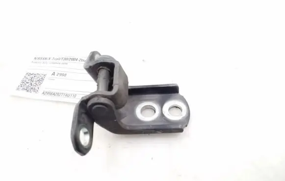 Nissan X-Trail T30 Front door upper hinge