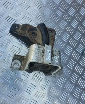 Dacia Sandero Engine mount bracket