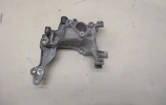 Peugeot 3008 II Engine mounting bracket