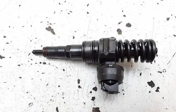 Skoda Fabia Mk1 (6Y) Fuel injector 038130073AG