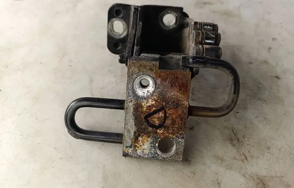 Audi A4 S4 B7 8E 8H Front door lower hinge 8E0831412B