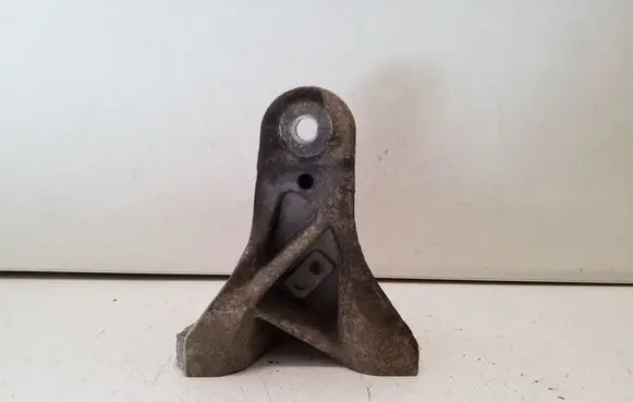 Engine mounting bracket