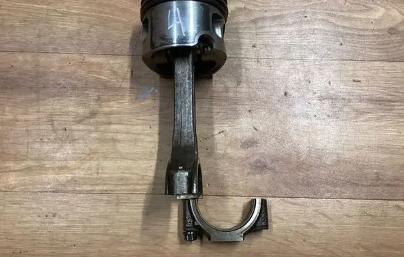 Volkswagen PASSAT B6 Piston with connecting rod 
