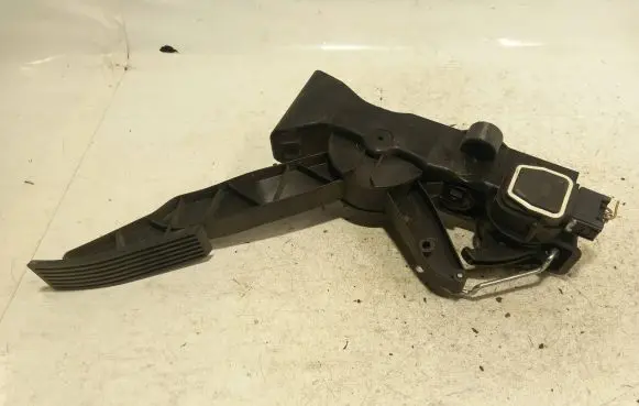 Mercedes-Benz B W245 Accelerator throttle pedal A1693000104 100406 000523