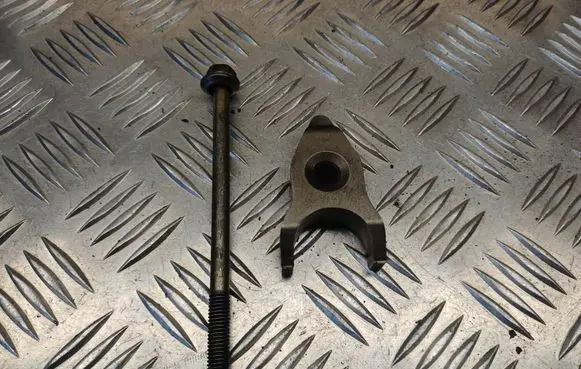 Toyota Avensis T250 Fuel Injector clamp holder 