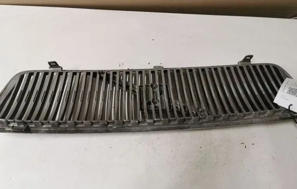 Volvo V70 Front bumper upper radiator grill 8659875