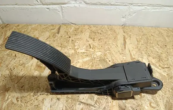 Mercedes-Benz ML W164 Accelerator throttle pedal A1643000104 270207 ZG00816