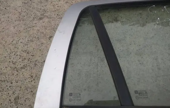 Opel Astra G Rear vent window glass as2