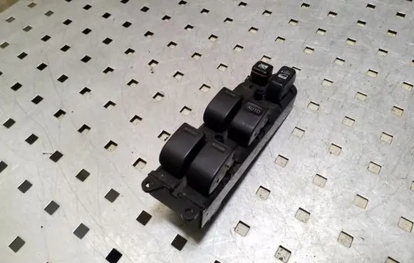 Toyota Prius (XW20) Electric window control switch 8482047012