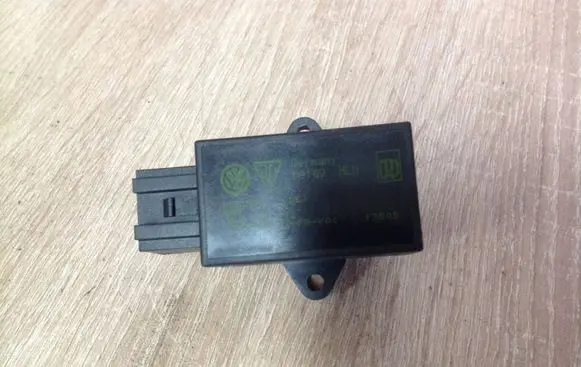Volkswagen Golf V Seat heating relay 7L0959772