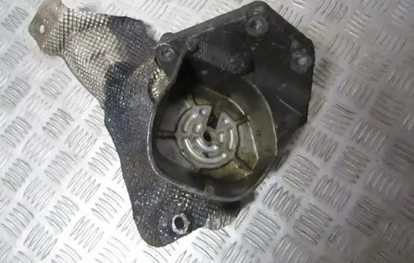 Volvo XC90 Engine mounting bracket