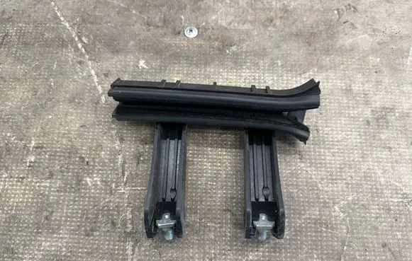 Alfa Romeo Stelvio Rear door windshield rail 50535419