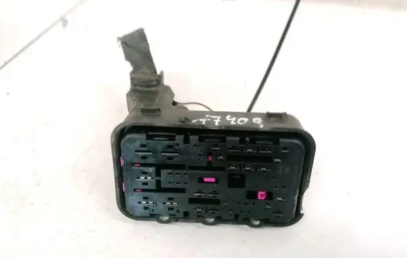 Volkswagen PASSAT B6 Fuse box set 1K0937700A