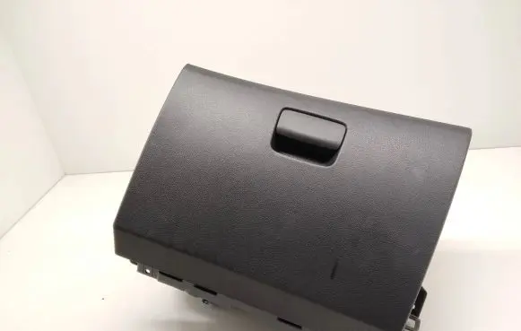 Mercedes-Benz A W176 Glove box