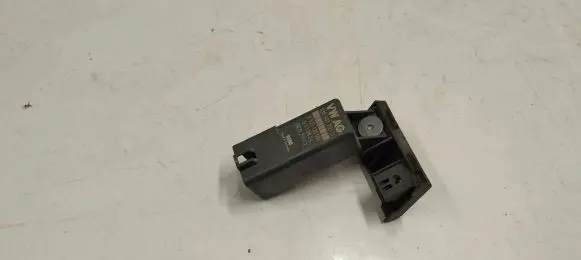 Volkswagen Tiguan Glow plug pre-heat relay 038907281d