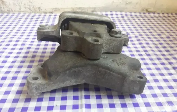 Seat Altea XL Engine mount bracket