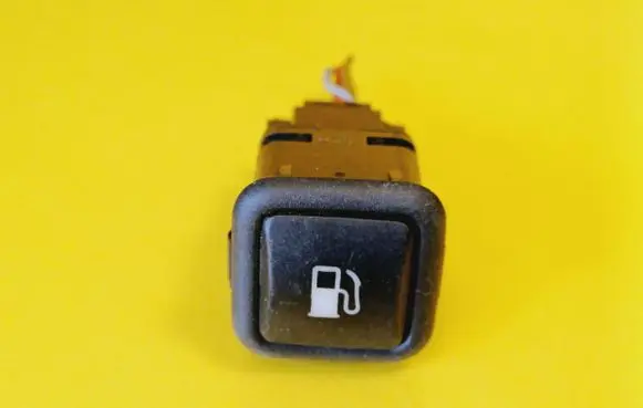 Volkswagen Golf IV Fuel tank opening switch 3B0959833A