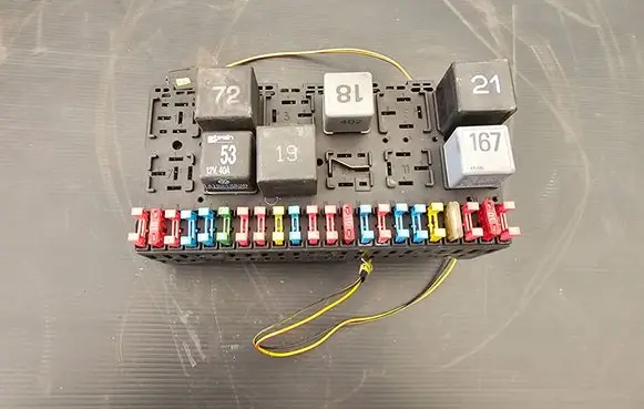 Volkswagen PASSAT B5.5 Fuse box set 357937039