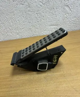 Mercedes-Benz E A207 Accelerator throttle pedal A2043000204 F1644