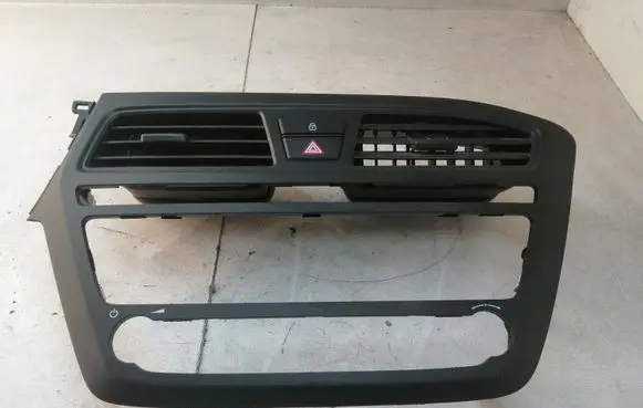 Hyundai i20 (GB IB) Dash center air vent grill CF02WSSK01