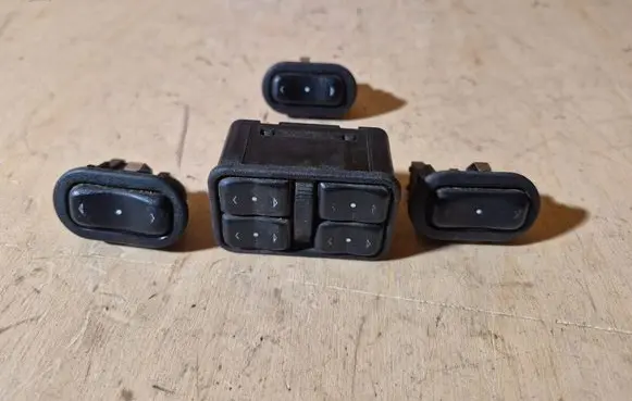 Opel Zafira A Electric window control switch 90561086