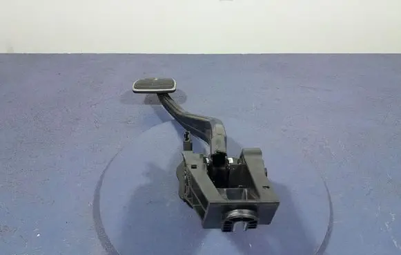 BMW X7 G07 Accelerator throttle pedal 6874279