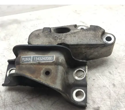 Engine mount bracket