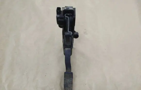 Mercedes-Benz A W169 Accelerator throttle pedal A1693000104 300506 000500