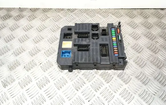 Peugeot 308 Comfort/convenience module 9663798180 2004P0200 2015241280807