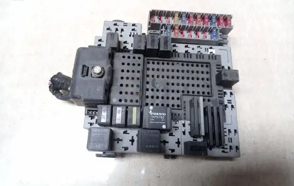 Volvo V70 Fuse module 8676286