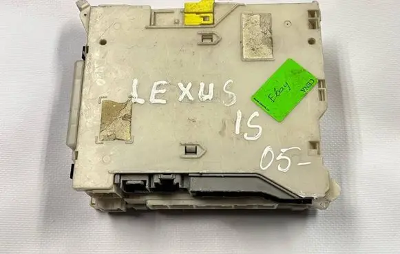 Lexus IS 200-300 Fuse box set 8267253060
