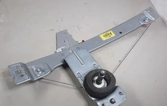 Rear door manual window regulator