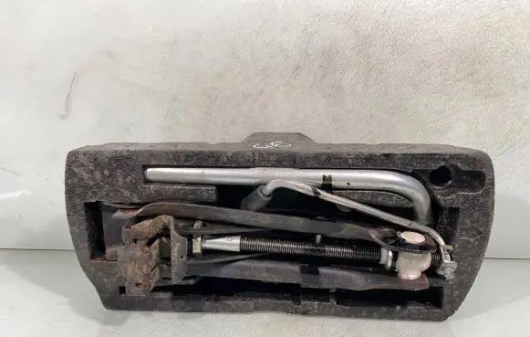 Volkswagen Golf VI Lift Jack 