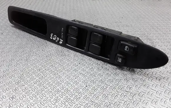 Toyota Avensis Verso Electric window control switch 8404044030