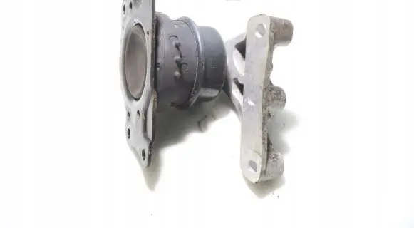 Engine mount vacuum valve