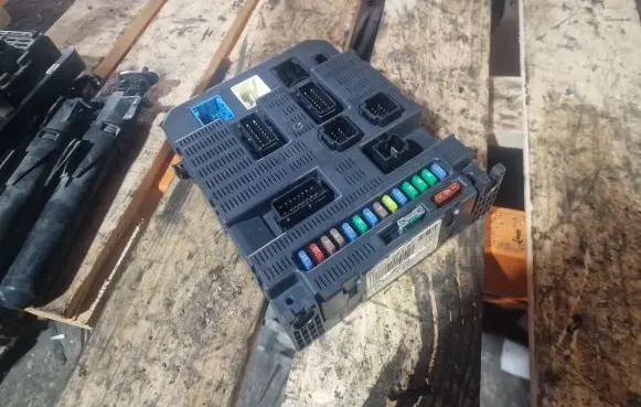 Citroen C4 I Fuse module 9663798480