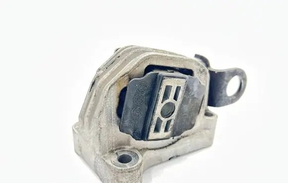 Volvo XC90 Engine mount bracket 30776354