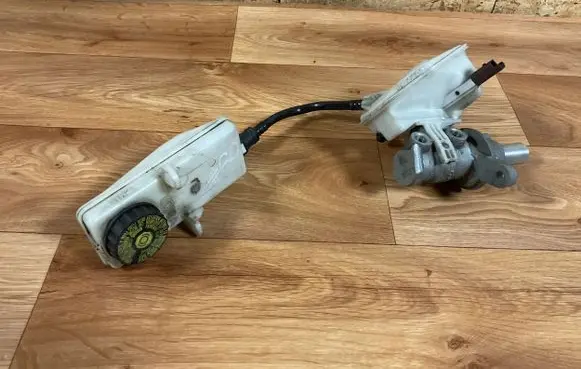 Peugeot 308 Master brake cylinder 9680931580 0204051329