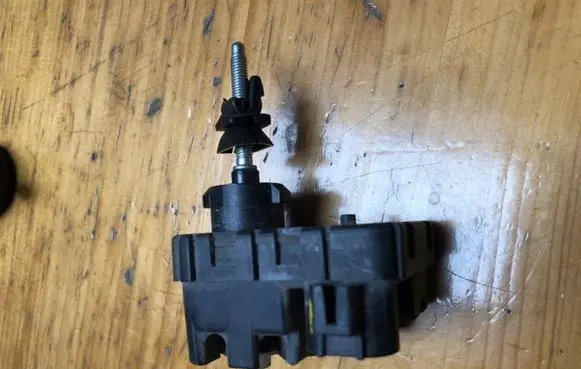 Toyota Avensis T250 Headlight level adjustment motor 
