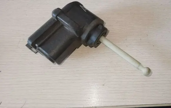 Headlight level adjustment motor