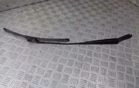 Volkswagen PASSAT B6 Front wiper blade arm