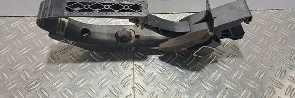Mercedes-Benz C W203 Accelerator throttle pedal A2033000104