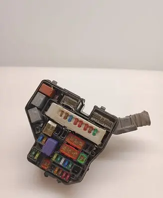 Toyota Yaris Fuse module 821110DY50J