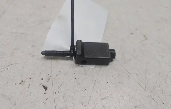 Volkswagen Golf IV Fuel Injector clamp holder 