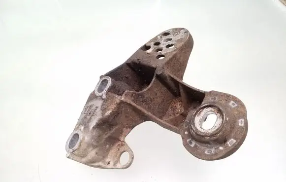 Engine mounting bracket