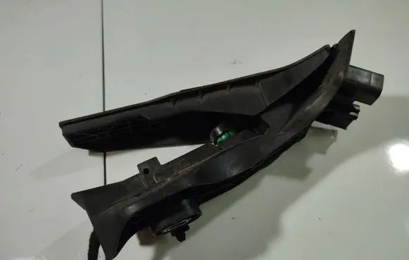 Accelerator throttle pedal